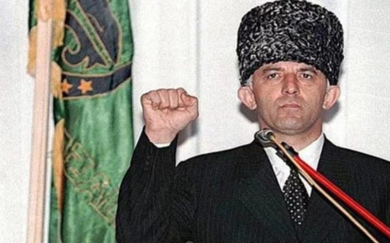 精于权术的匪首马斯哈多夫,作恶多端的背后,是地道里绝望的悲鸣