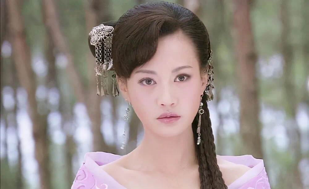 她在《活佛济公》里饰演的狐妖白灵也格外讨喜,为了报答恩人弃恶从善