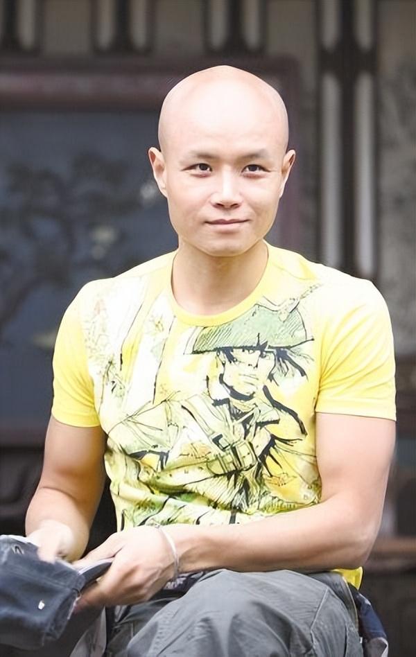 48岁主持人乐嘉现状:移居美国,喝天价矿泉水,过着豪华生活!
