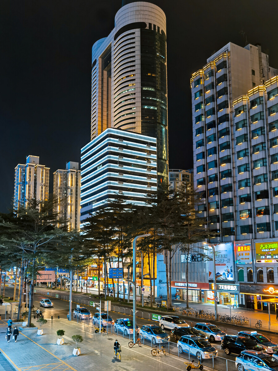 深圳是一个经济发达的城市,夜景十分美丽,以华灯璀璨著称