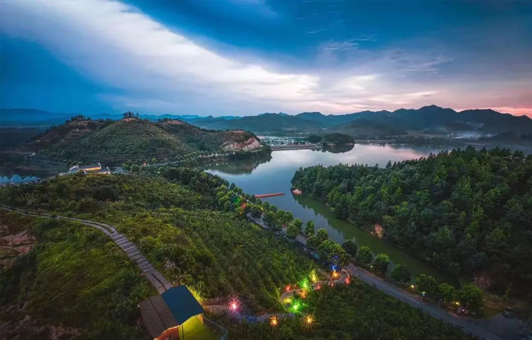 「全球学子嘉游赣」灵溪小镇邀你在鹰潭留下青春印记