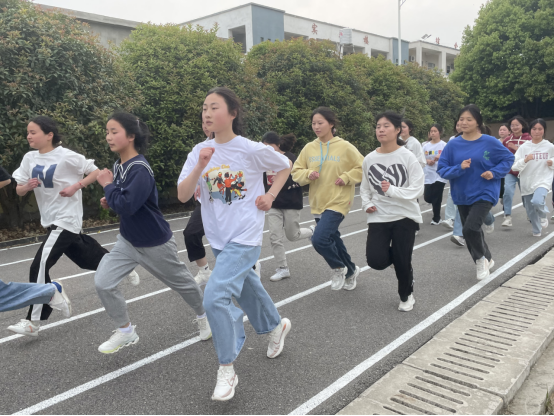 怀远县藕塘初级中学九年级开展体育训练测试活动