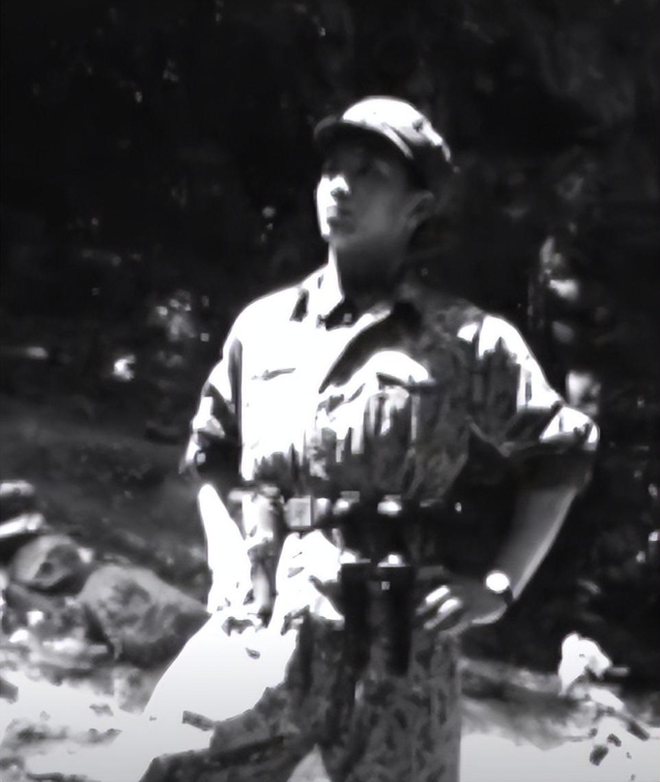 丁晓兵:中国唯一用左手敬礼的将军,为押回越军俘虏忍痛自断右臂