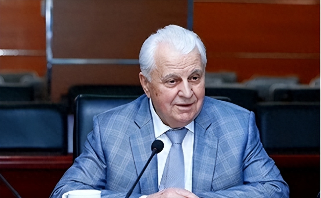 乌克兰第一任总统克拉夫丘克,对记者公开抱怨,退休工资不到5000