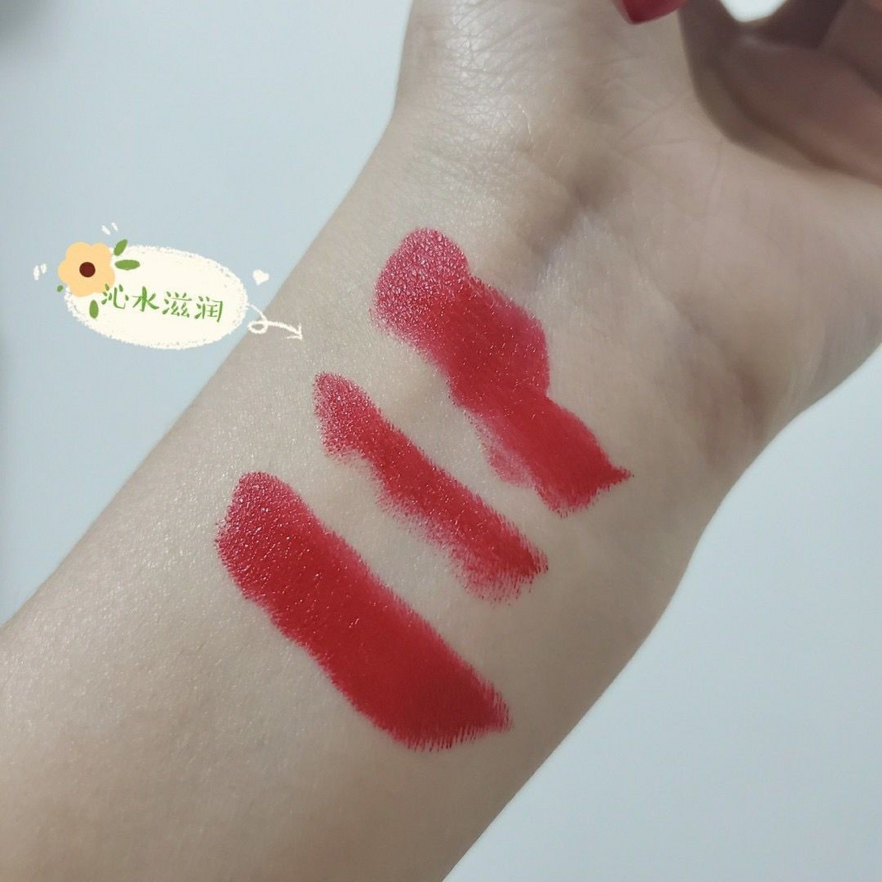 露华浓725口红 分享露华浓725口红 这个系列是滋润款的 我买的是樱桃
