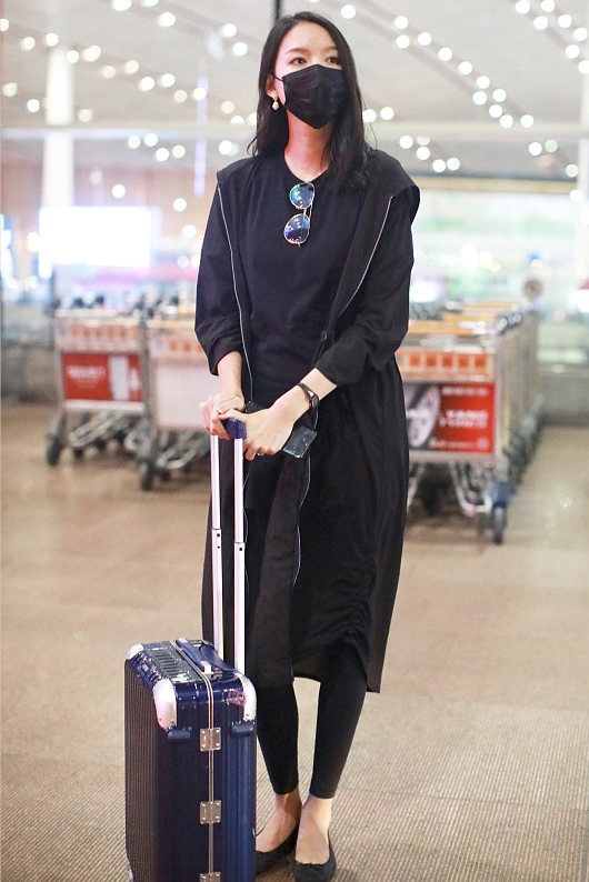 "紧身裤"穿好了真不显胖,看张梓琳的打扮,既有气场还时髦