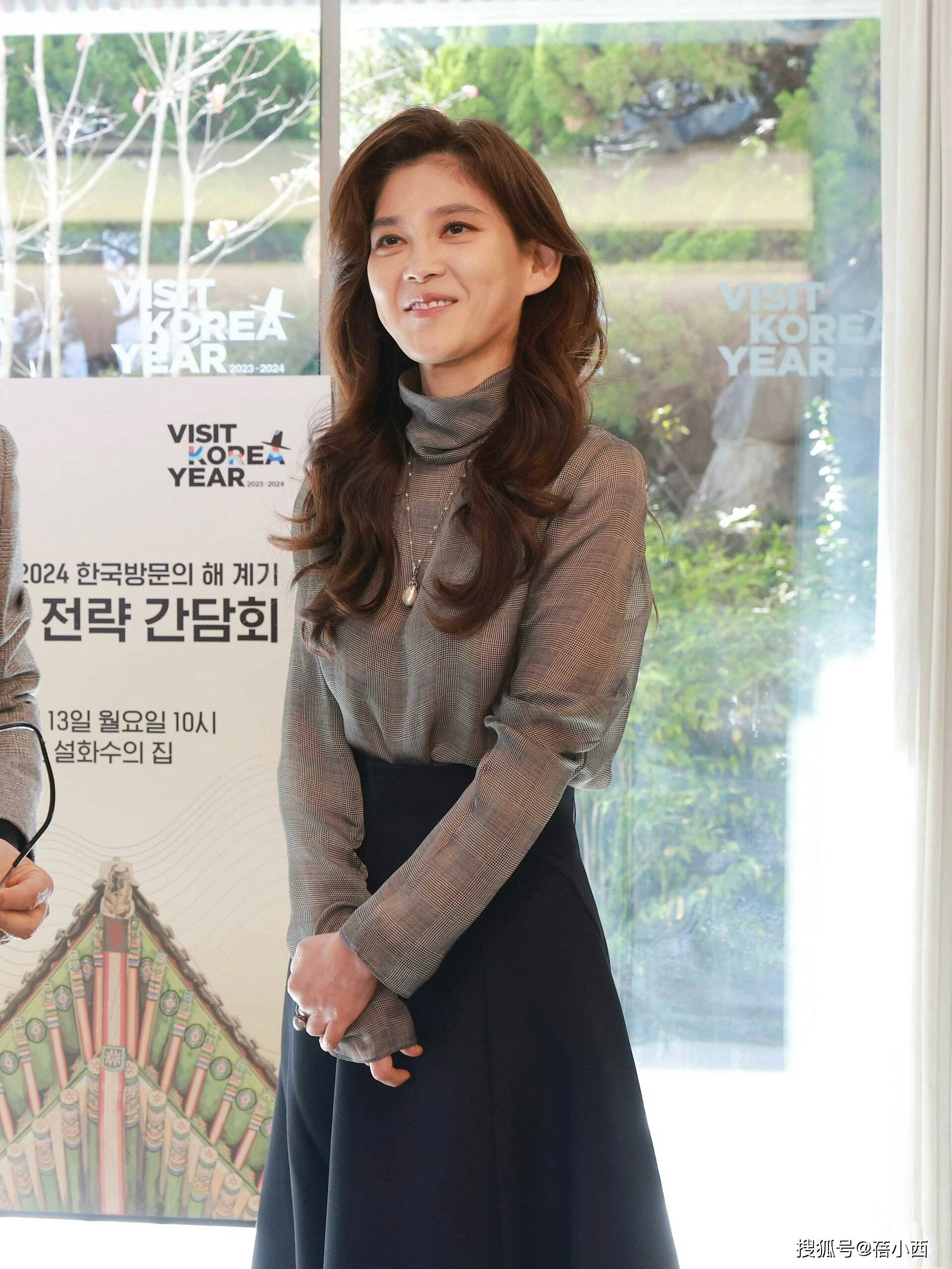 韩国财阀千金李富真53岁美得像25,单身富婆穿搭秘籍裙不伤膝盖