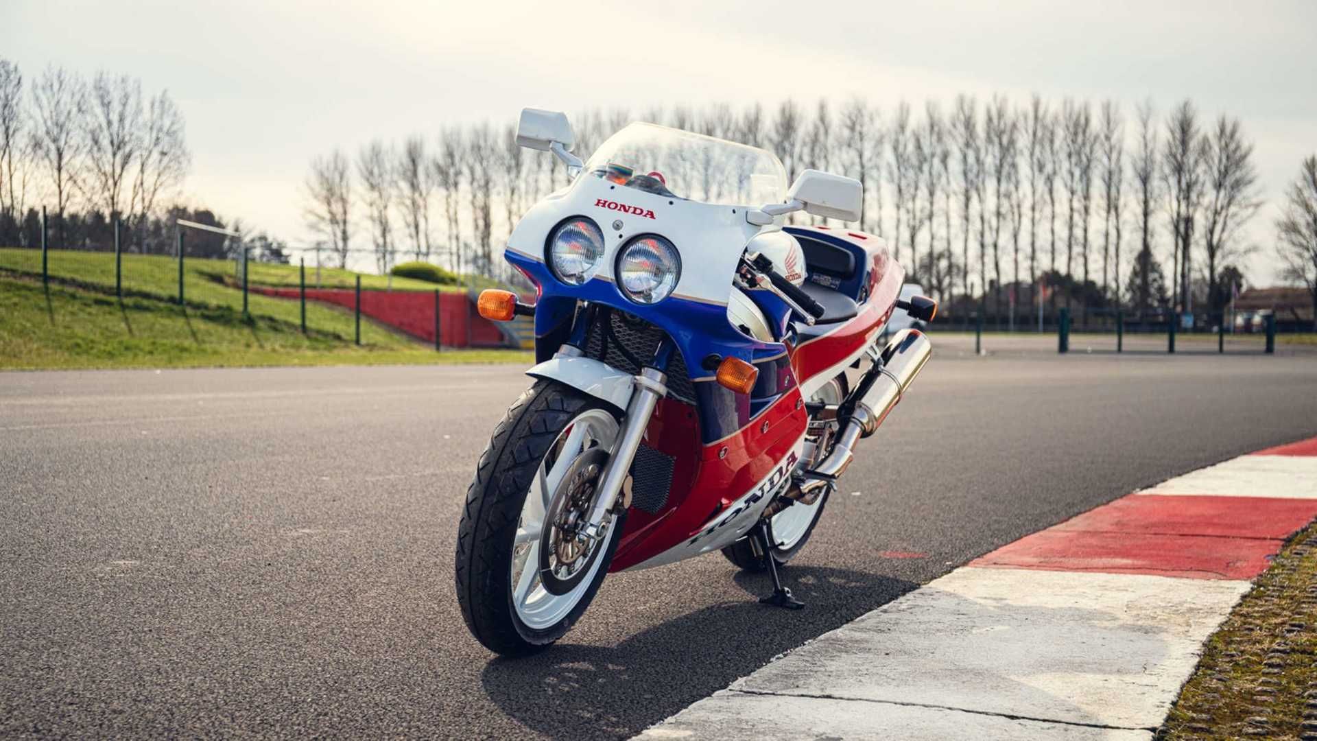 本田vfr750r rc30全新车,仅此一辆