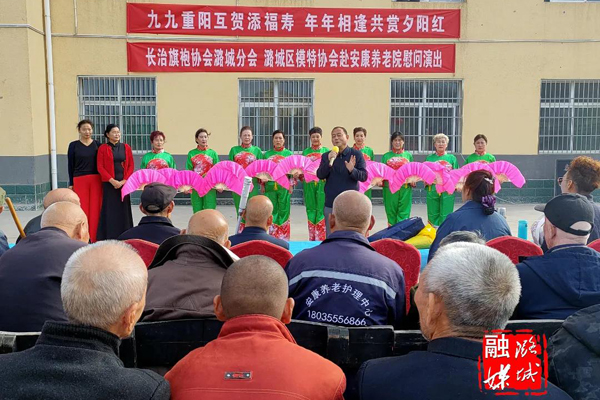 图为:慰问演出活动现场