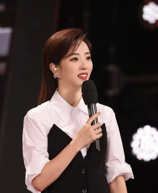 央视主持李思思,嫁给北大学长,三年生俩娃,风光背后都是艰辛