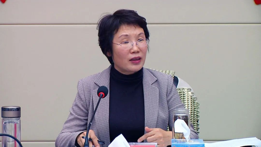 威县县委书记商黎英主持召开县委理论中心组学习会议