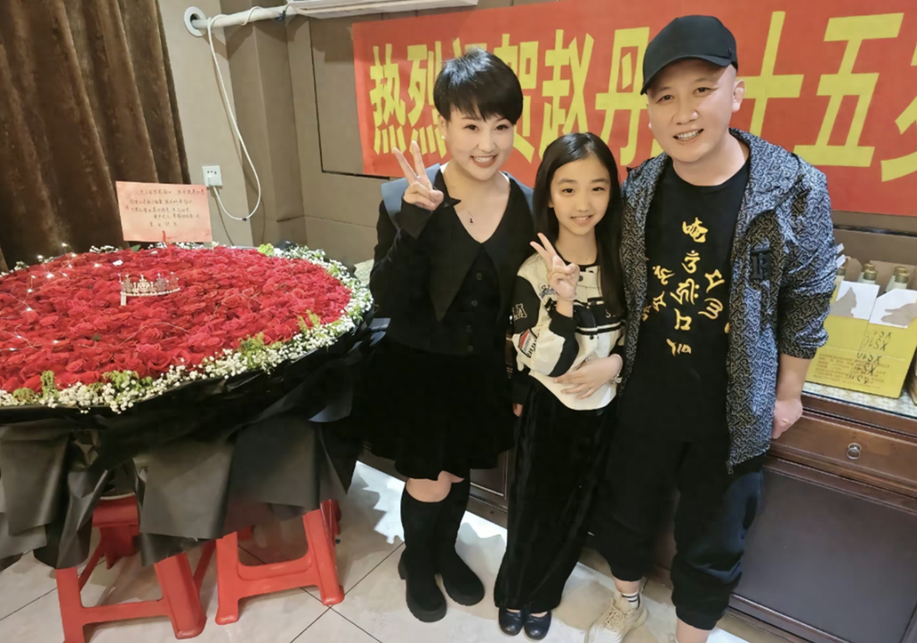 胖丫罕见现身!杨树林携女儿为妻子庆生,送999朵玫瑰幸福感爆棚