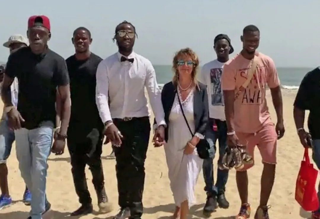 在冈比亚左拥右护的白人老阿姨