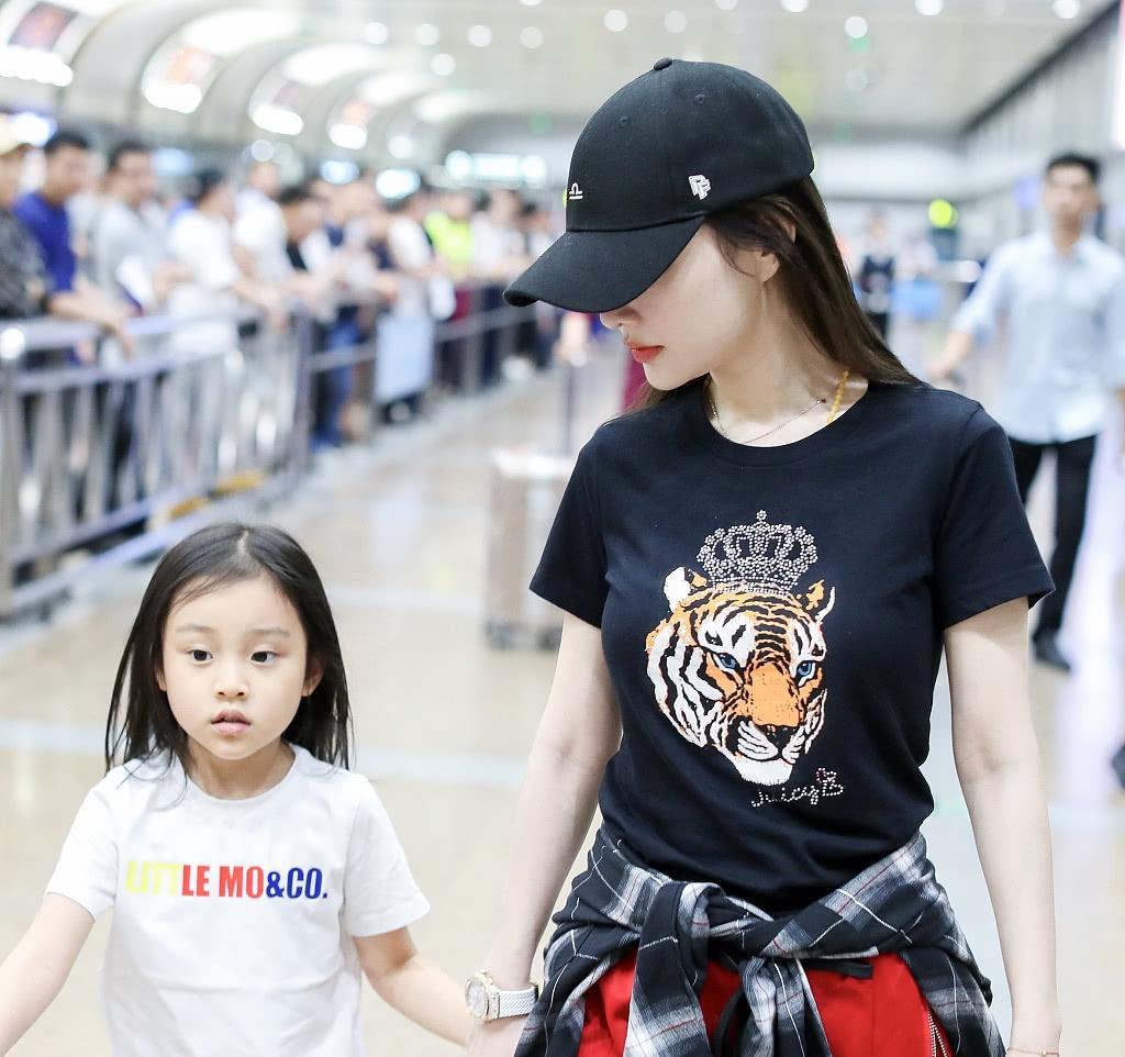 李小璐高调晒母女mv,网友:她可能不是个好妻子,但是个好妈妈