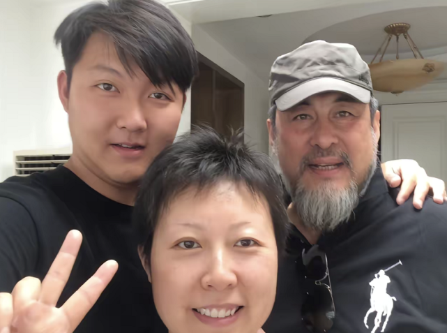 演员陆树铭病逝,半个月前曾晒出全家福,公开妻子孕期珍贵合影