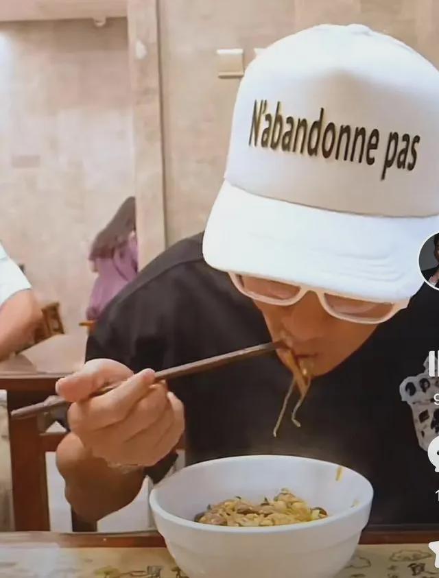 任贤齐在美国的近况被曝:和54岁的老婆在越南餐馆用餐,状态超好