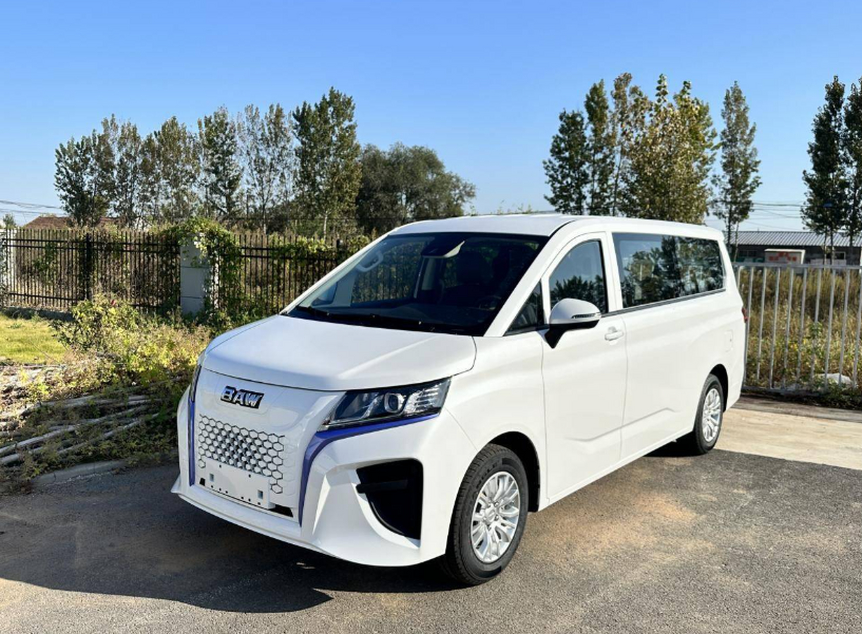 北汽制造推出了一款纯电mpv车型王牌m7ev版,具有高品质的驾驶体验和