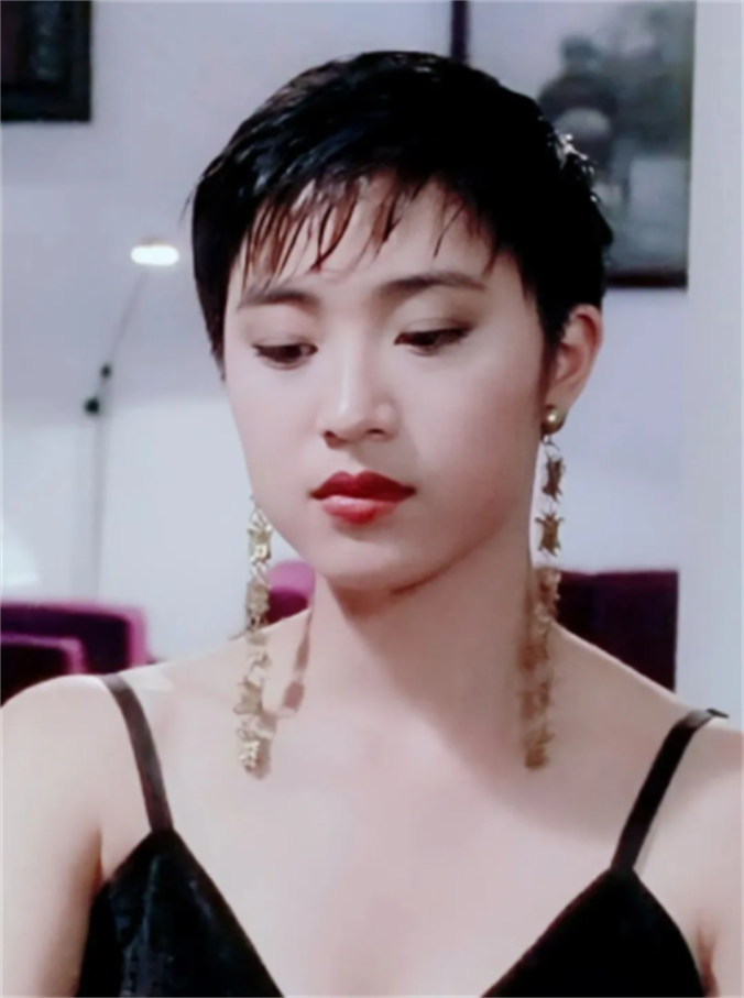 tvb成为了一名演员,因为长相美艳,又有着一双大长腿,陈法蓉在香港电影