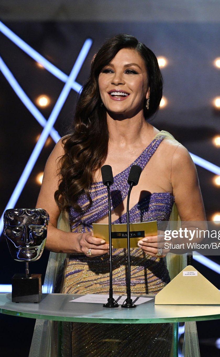 凯瑟琳·泽塔-琼斯透视礼服亮相典礼,皮肤略松弛,但气质韵味完胜