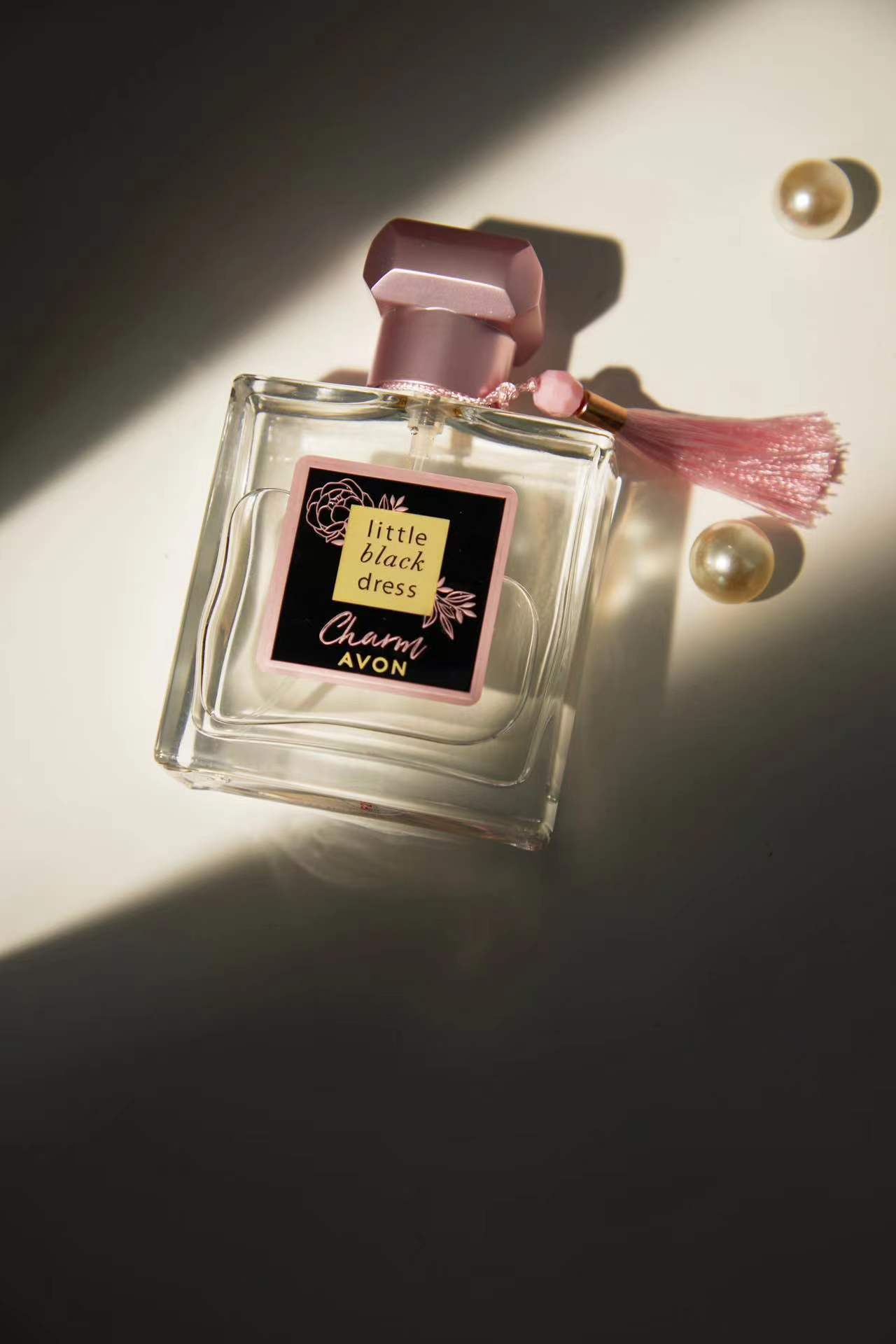 香氛传承经典!avon雅芳小黑裙花漾香水让你尽情绽放花漾时刻