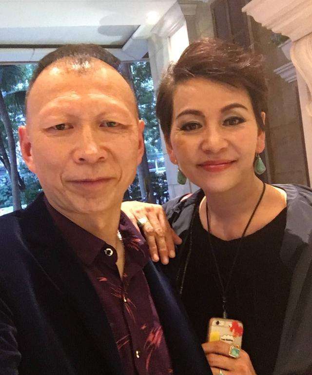 娱乐圈5位因丑出名的男演员,没钱没貌年纪大,娶的老婆却美如花