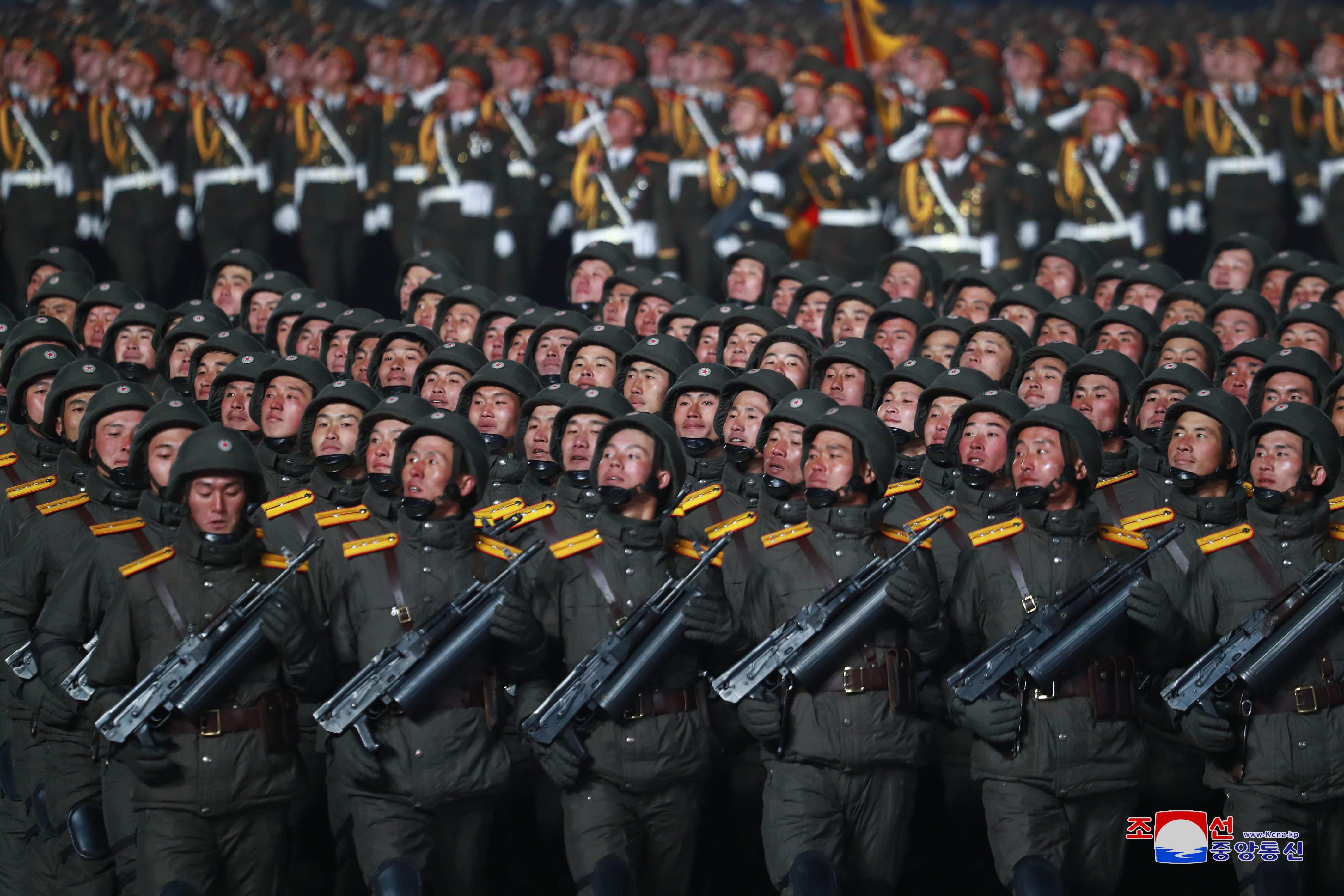 朝鲜举行纪念朝鲜劳动党第八次代表大会阅兵式(6)