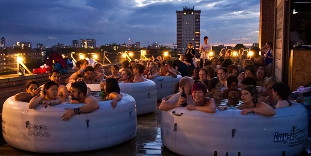 荷兰开放程度令人震惊,竟然露天做这事?游客:接受无能