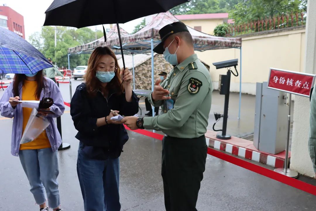 直击全军文职人员招考现场!"孔雀蓝"的队伍在等着你!