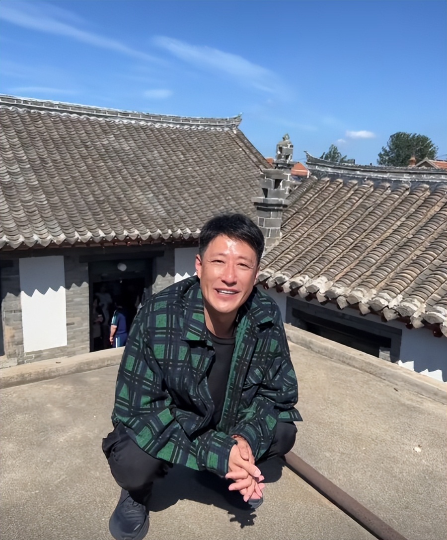 演员于震回老家祖宅,站房顶热舞被指博眼球,家中砖房已老旧