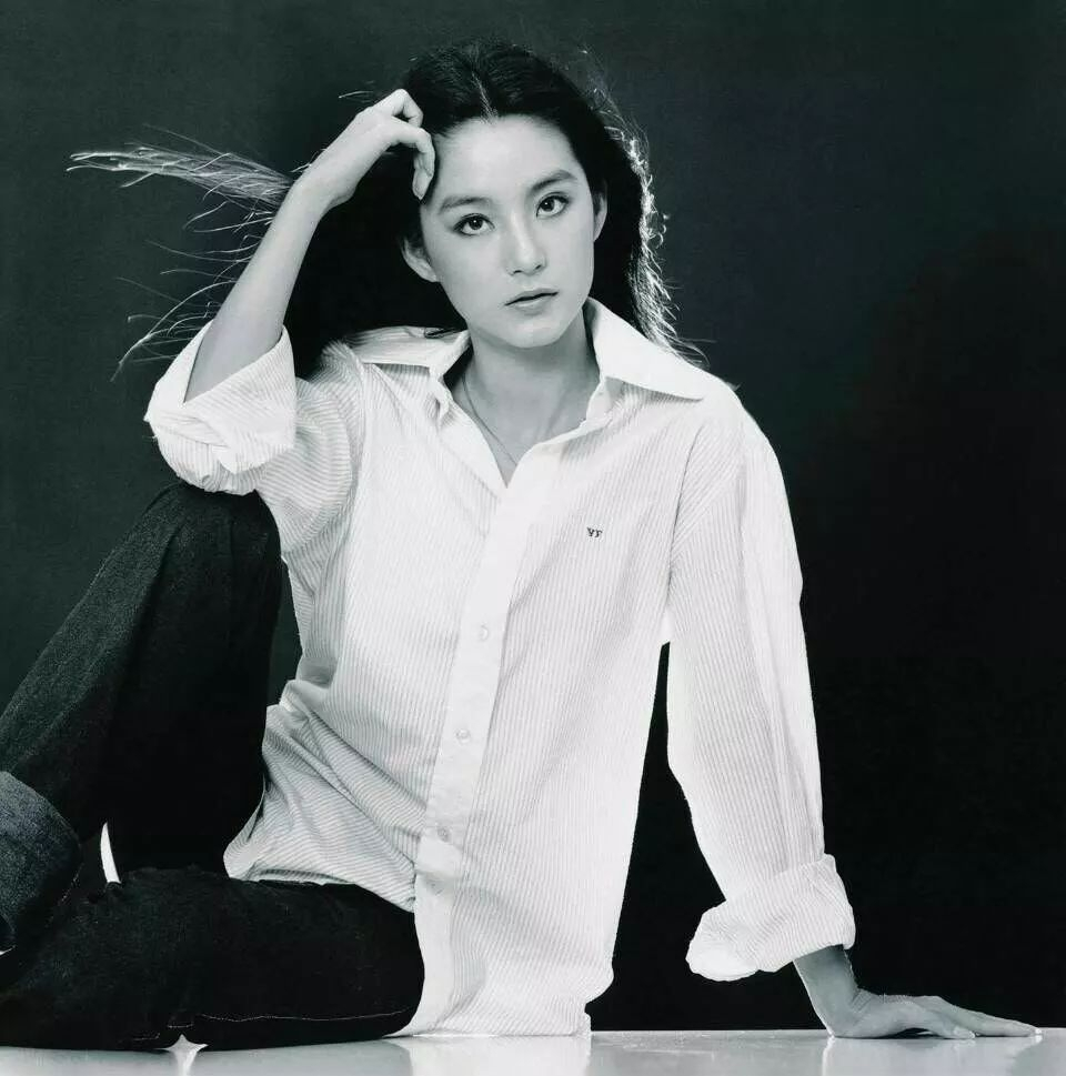 林青霞的悲伤:亲姐失散34年,母亲为她坐牢,与秦汉缠绵20年无果