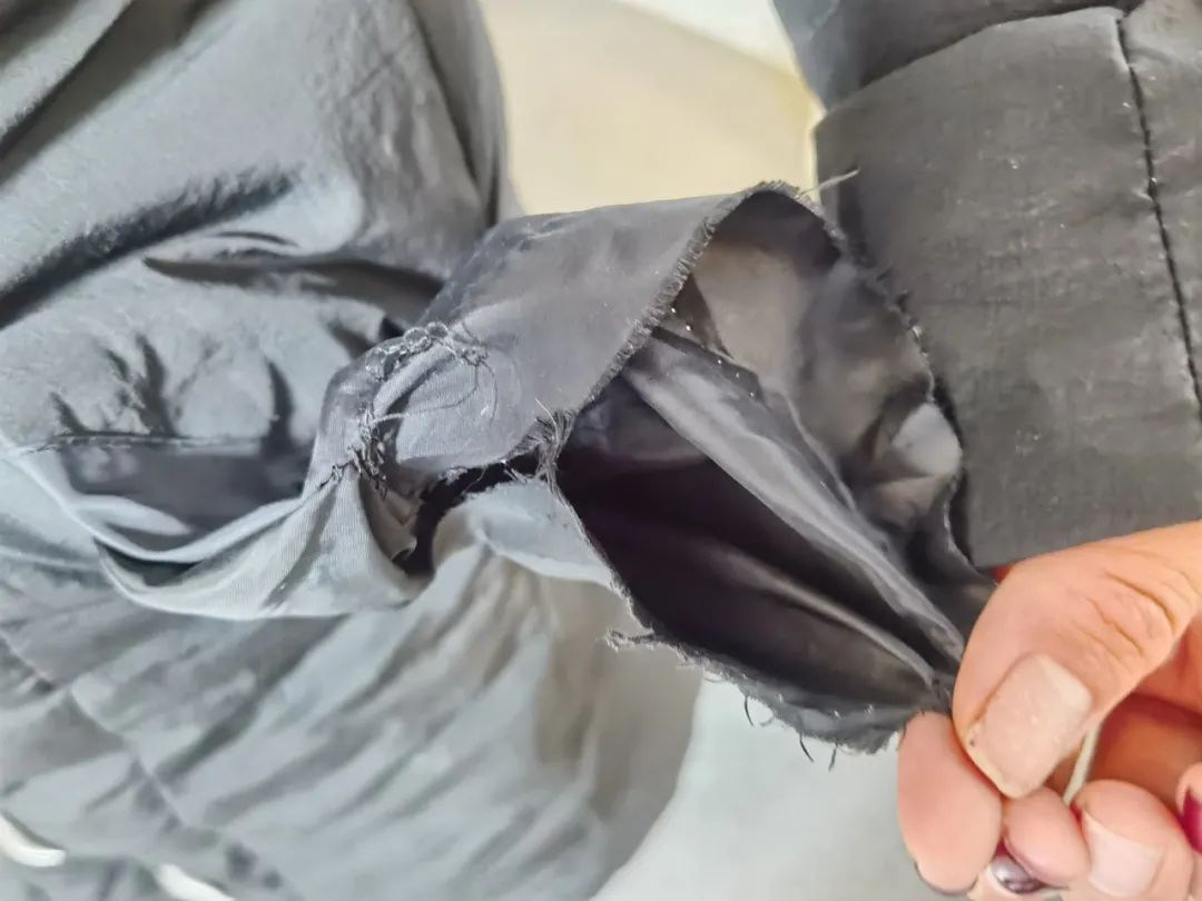 海宁一女子穿着破兜衣服出入超市,原来是为了干这事