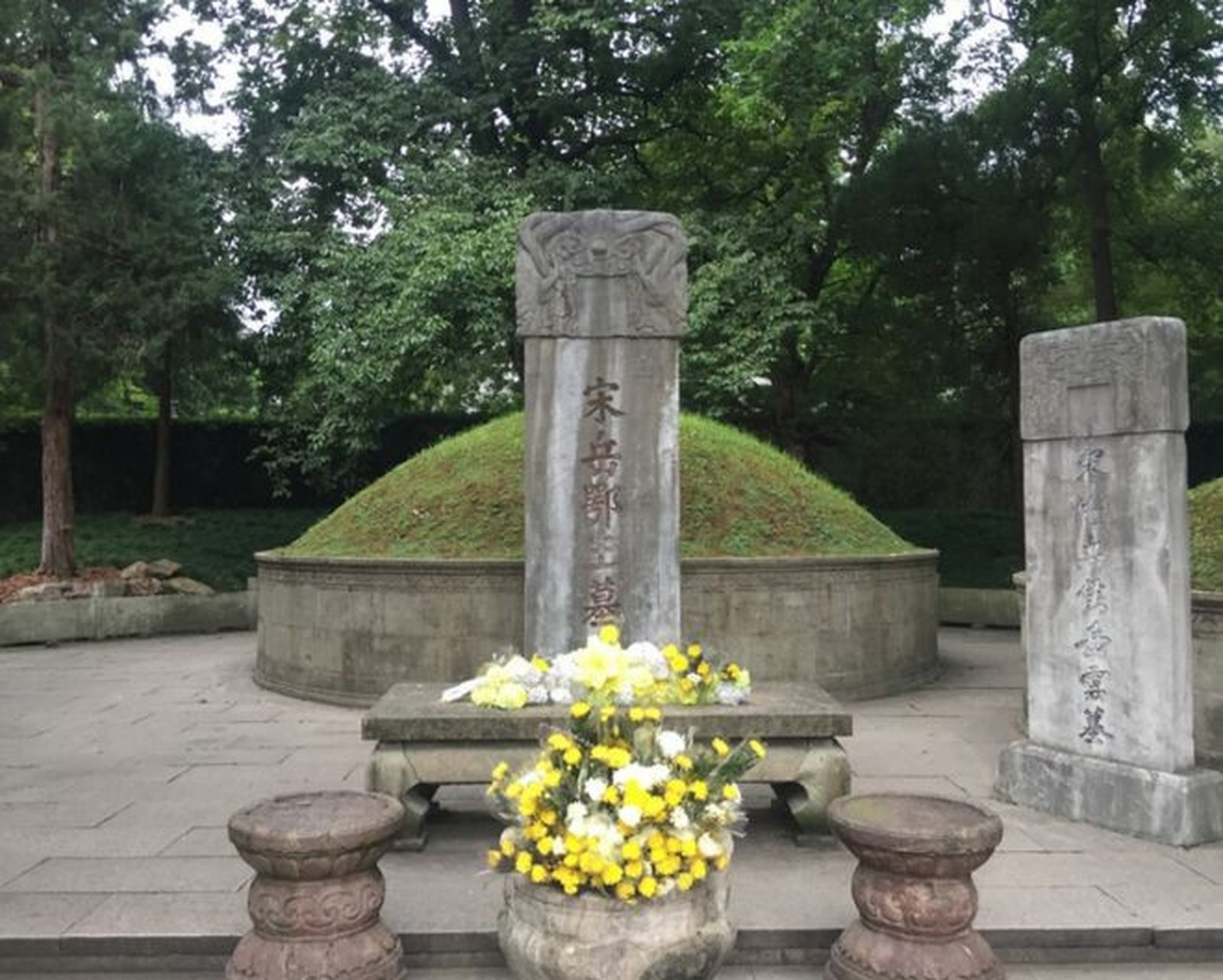 1753年,秦桧后人秦大士中举,成了头名状元,乾隆在得知此事后,竟当着众