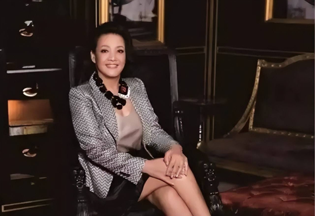 回顾张兰和小鲜肉牵手走红毯,贴脸亲吻惹争议,男方比汪小菲还小