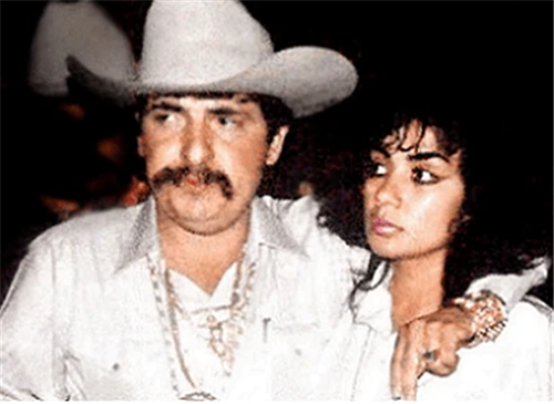 她被誉为最美女毒王,绰号"太平洋女王",美国过半毒品都经她手