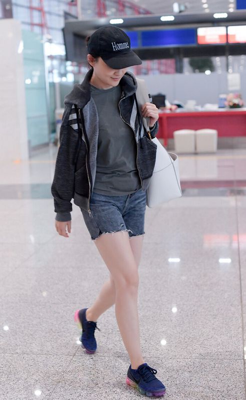 梅婷瘦身成功太会穿,长款外套内搭背心短裤,时髦得让人认不出来