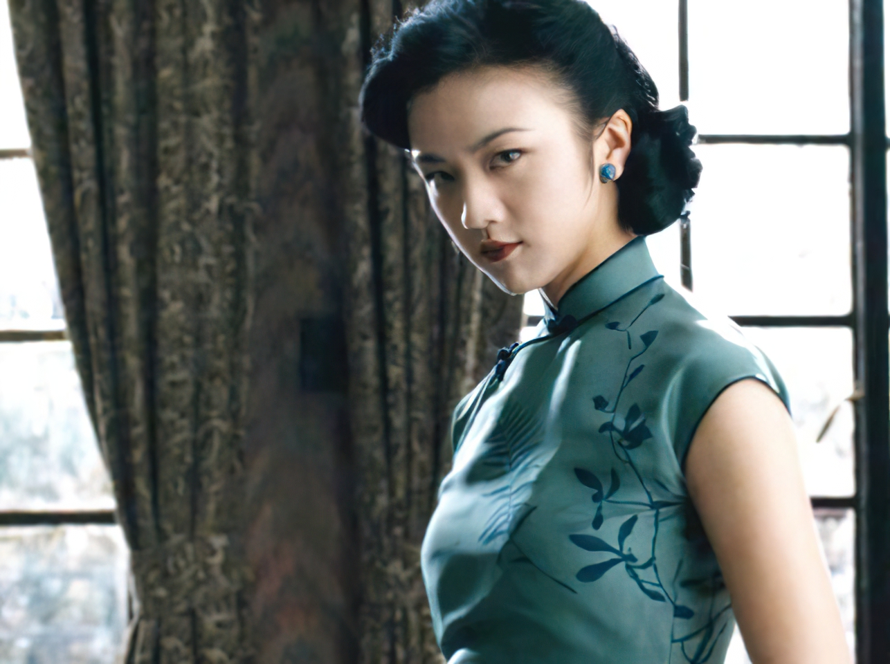 军统王牌女特工,因多次给丈夫戴绿帽,高光时刻被送进疯人院