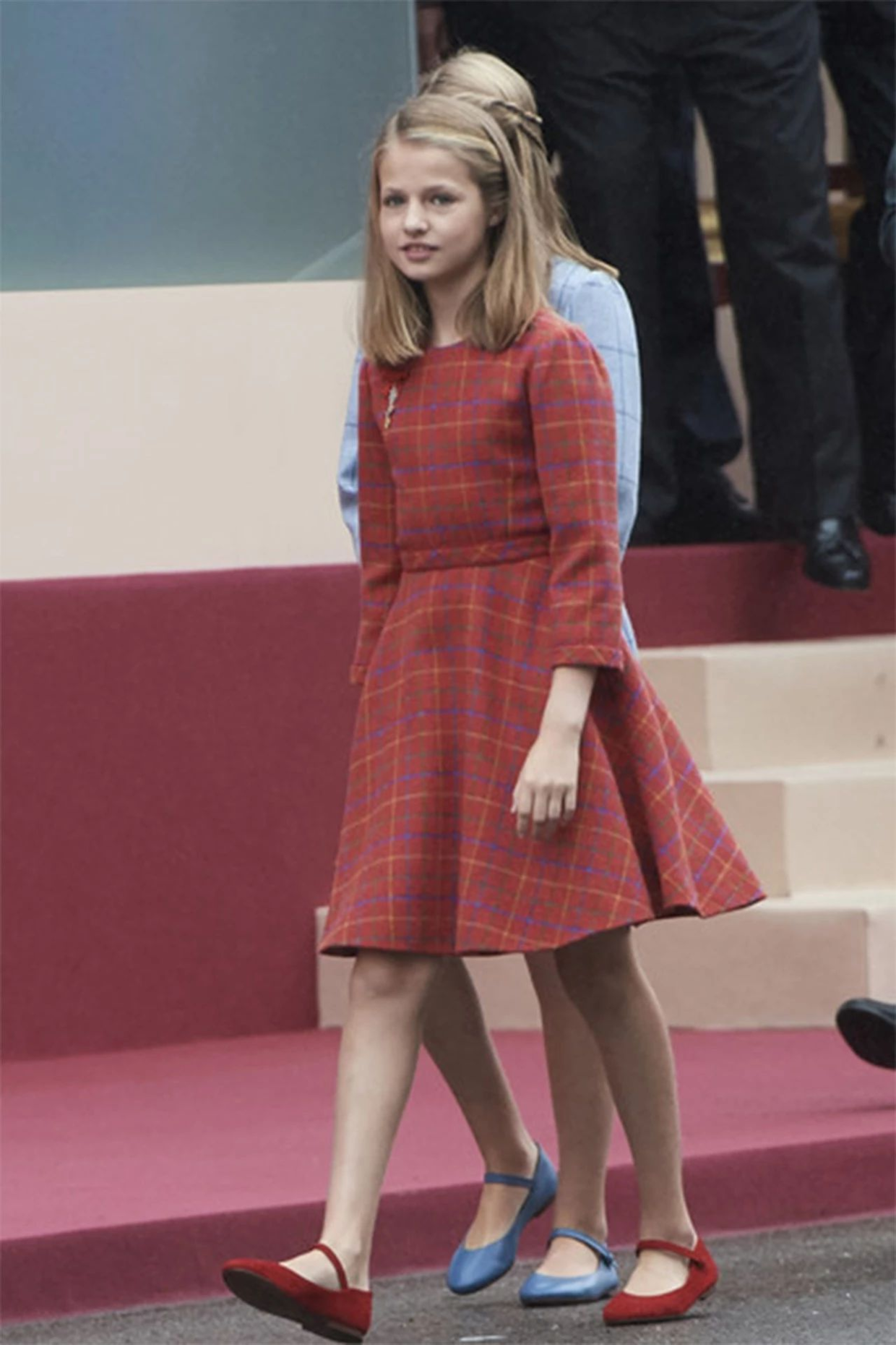 西班牙公主莱昂诺尔真会穿,玫红色连衣裙青春靓丽,活泼可爱