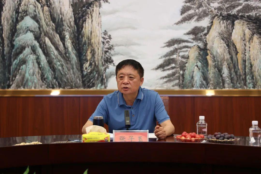 泰化集团董事长张子玉与资助第十八批贫困大学生座谈