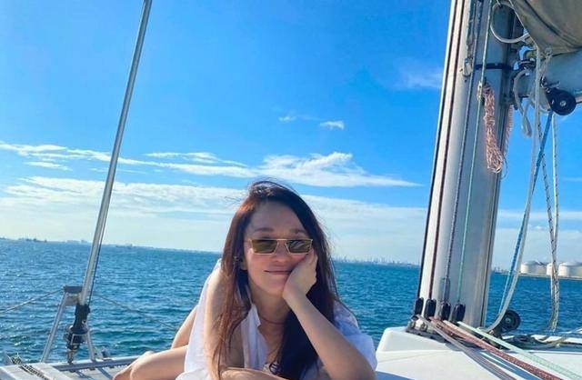 范文芳51在游艇身着泳装!她身材很好肌肤很白,腰间只有一条绳子