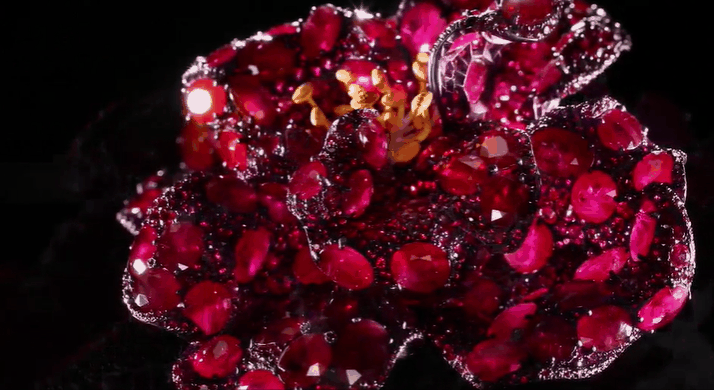 三片立体花瓣环绕的宝石为一颗重达49克拉的斯里兰卡星芒蓝宝石,颜色