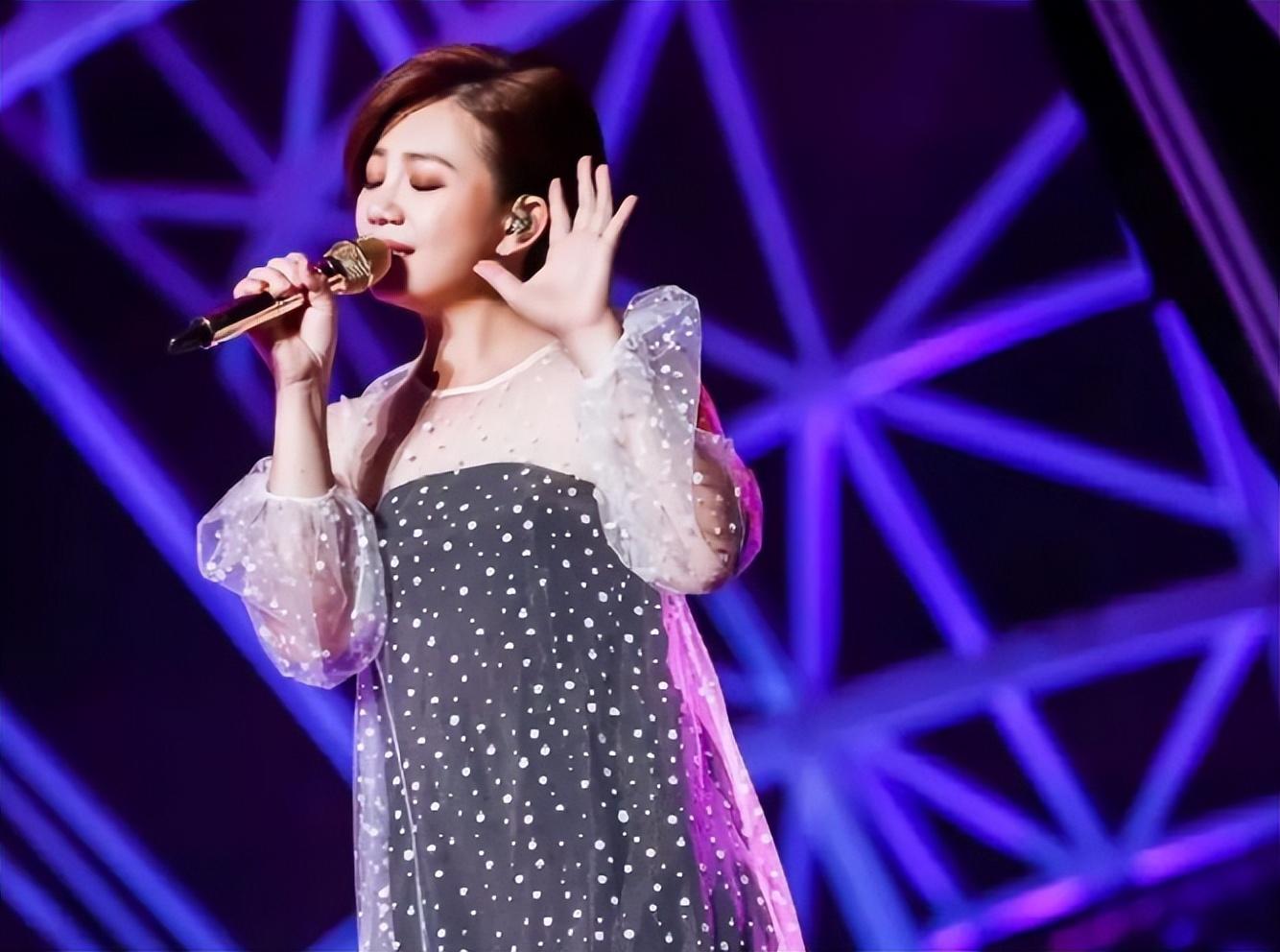 梁静茹演唱会炸锅!观众齐喊开空调,网友:除了勇气还得要冷气!