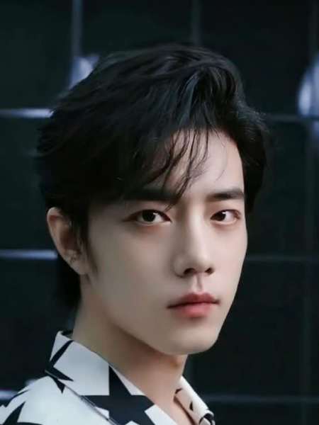 肖战新造型曝光刘海更长更帅气粉丝热议不停