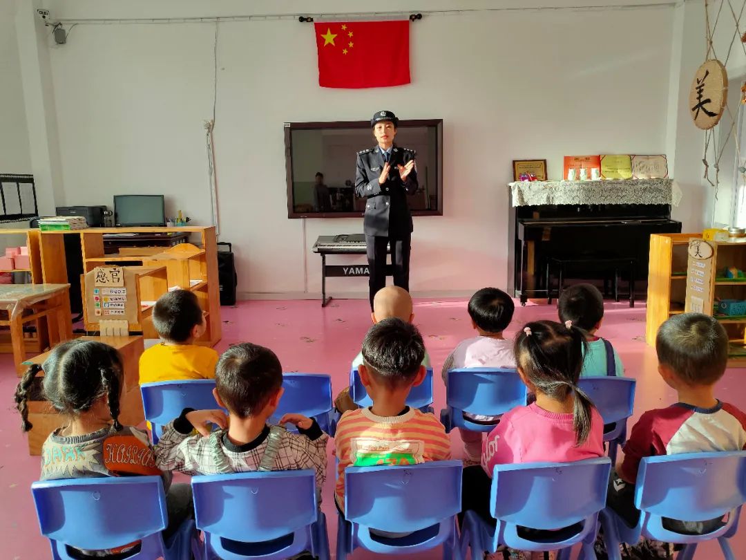 小朋友们!警察阿姨去幼儿园"上课"了
