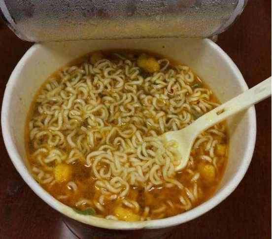 男子在高铁上吃泡面,却被女子狂骂,乘务员安慰:她可能有病