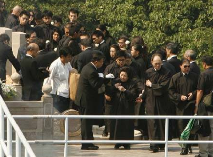 霍英东葬礼:警车开道,何鸿燊和李嘉诚扶灵,待遇堪比国葬