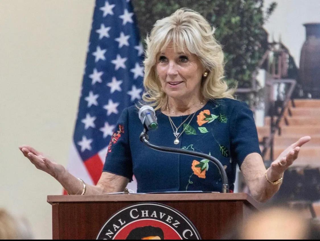 80岁拜登白宫贺新春,第一夫人身穿红色旗袍真喜庆,起码年轻10岁