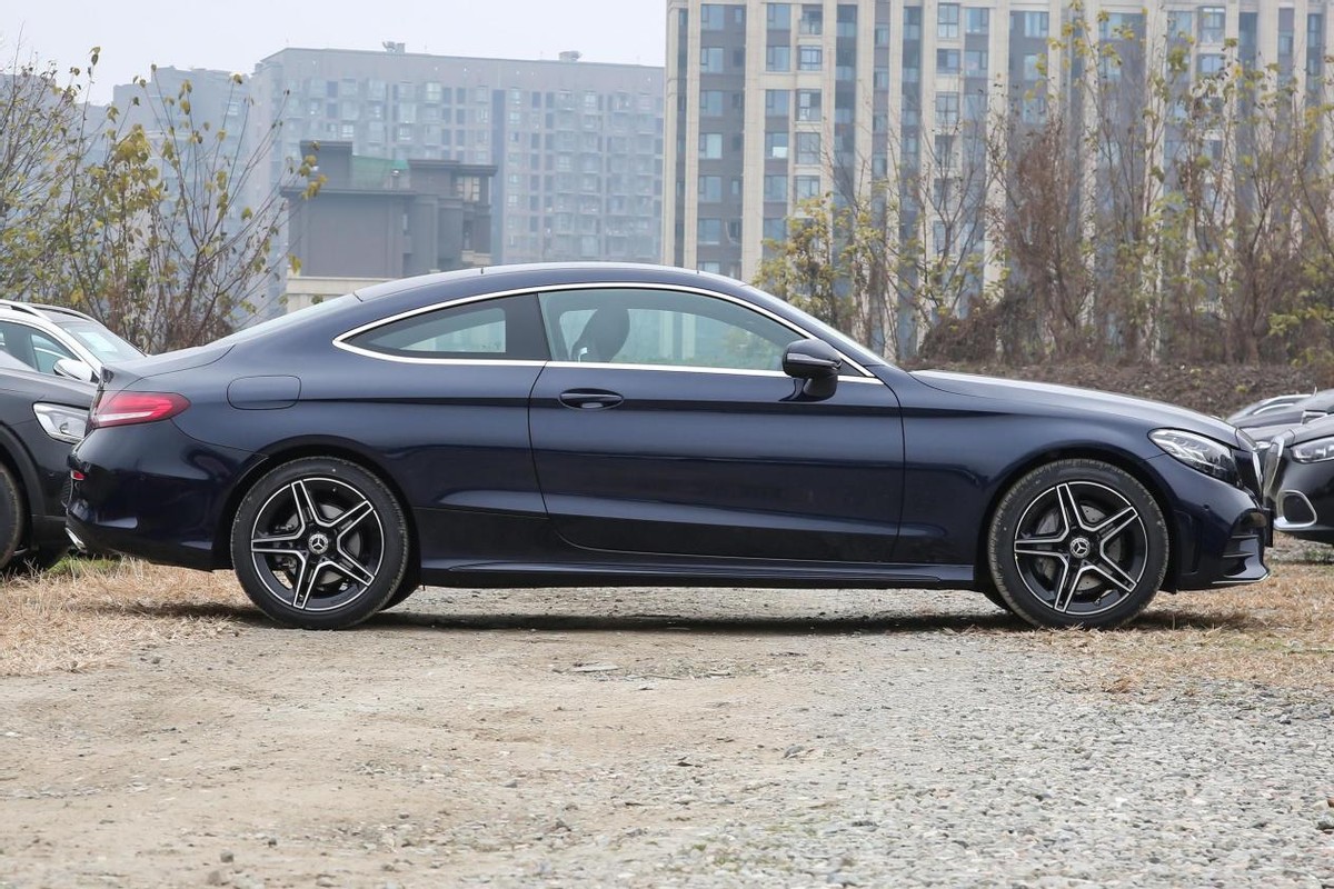 35.54万起售,溜背造型很动感,新款奔驰c级轿跑车上市