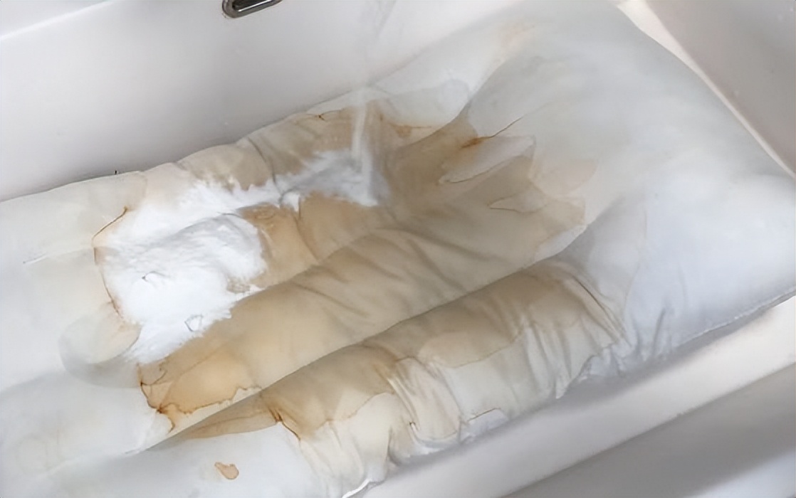 枕头发黄变脏怎么办?这一招很管用!洗完跟新的一样