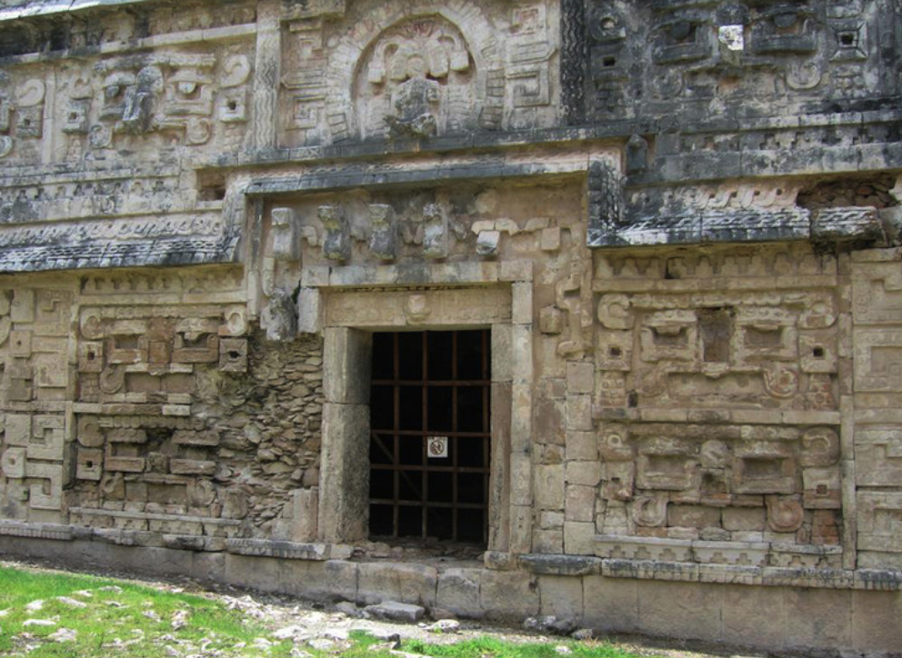 玛雅人遗址刻有二维码,扫码画面揭示残酷历史