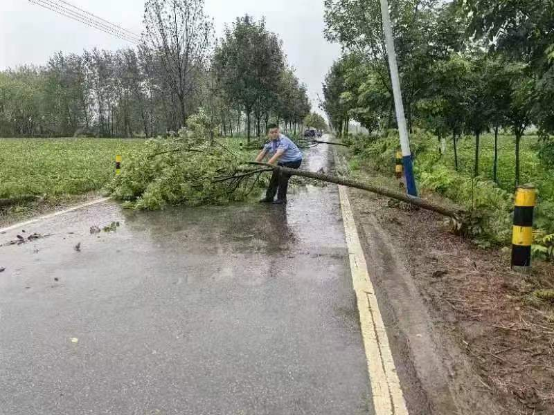 泗县山头镇:治安巡逻 清理路障保民忧